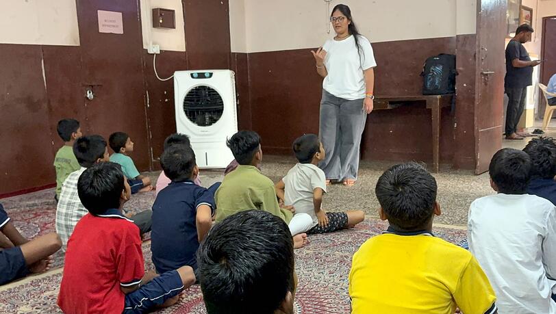 Kinder sitzen im Unterricht in einer Unterkunft für Straßenkinder in Neu-Delhi. Kinder sitzen im Unterricht in einer Unterkunft für Straßenkinder in Neu-Delhi.