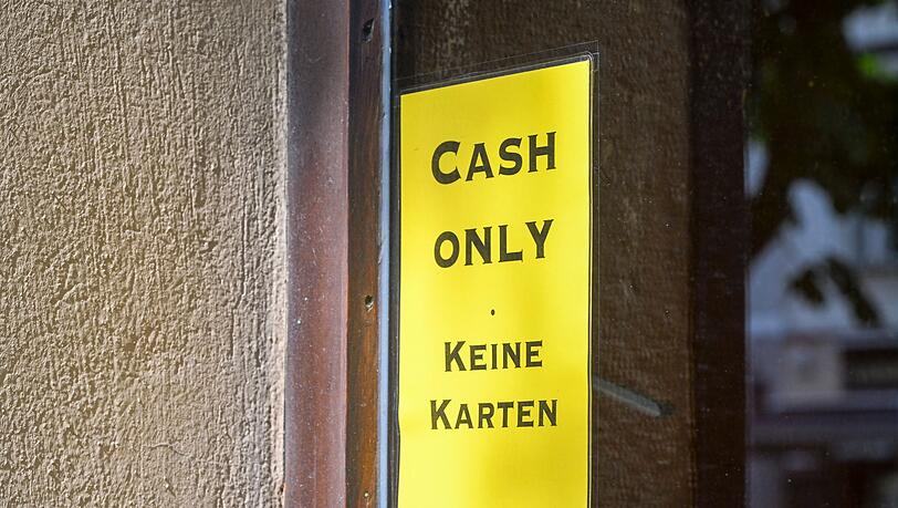 Manche Geschäfte und Restaurant akzeptieren nur Bargeld. (Archivbild) Manche Geschäfte und Restaurant akzeptieren nur Bargeld. (Archivbild)