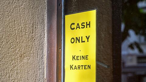 Manche Gesch&auml;fte und Restaurant akzeptieren nur Bargeld. (Archivbild)