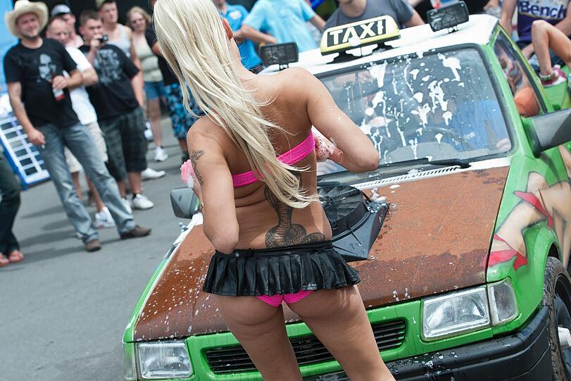 Was für eine heiße Autowäsche: Beim Sexy Car Wash werden Männerträume wahr. Während des 17. Opeltreffens in der Nähe von Oschersleben (Sachsen-Anhalt) sorgten die Damen mit ihrer scharfen Showeinlage für Stimmung.