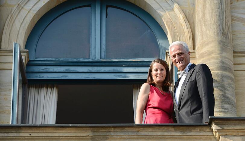 Susanne Ramsauers Robe mit schwarzem Gürtel, hier auf dem Balkon mit Ehemann und Verkehrminister Peter, war rot, ...