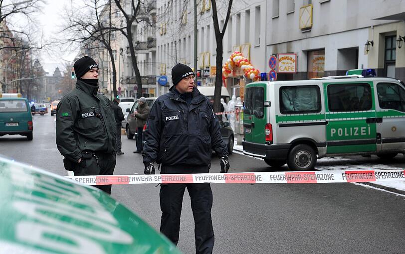 Polizisten riegeln am Mittwoch in Berlin an der Flughafenstraße den Bereich vor einer Bäckerei ab. In dem Geschäft hatte ein Mann eine Frau erschossen.