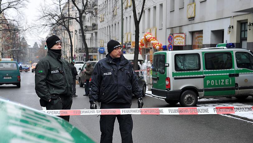 Polizisten riegeln am Mittwoch in Berlin an der Flughafenstraße den Bereich vor einer Bäckerei ab. In dem Geschäft hatte ein Mann eine Frau erschossen. Polizisten riegeln am Mittwoch in Berlin an der Flughafenstraße den Bereich vor einer Bäckerei ab. In dem Geschäft hatte ein Mann eine Frau erschossen.