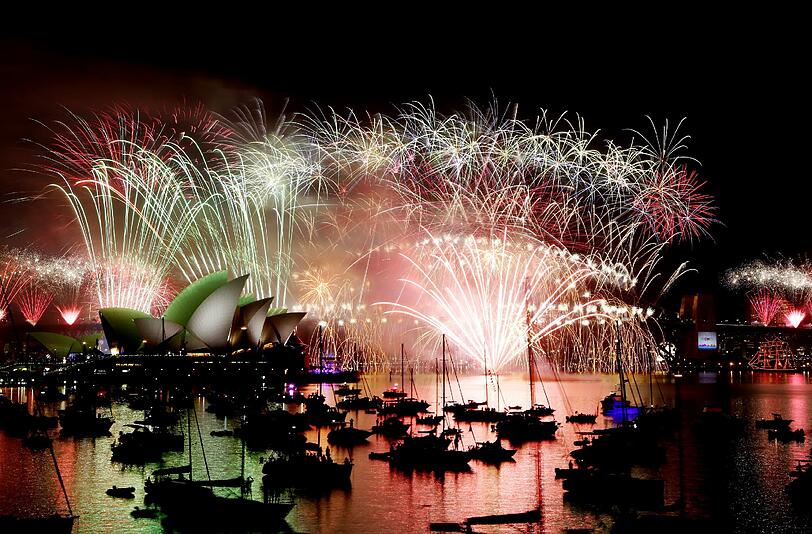 In Sydney wird das neue Jahr mit einem Mega-Feuerwerk über dem Opernhaus und der Harbour Bridge begrüßt
