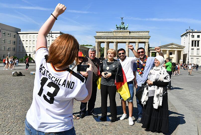Angela Merkel im Deutschlandtrikot vor dem Brandenburger Tor - leider nur als Wachsfigur. Die Bilder!