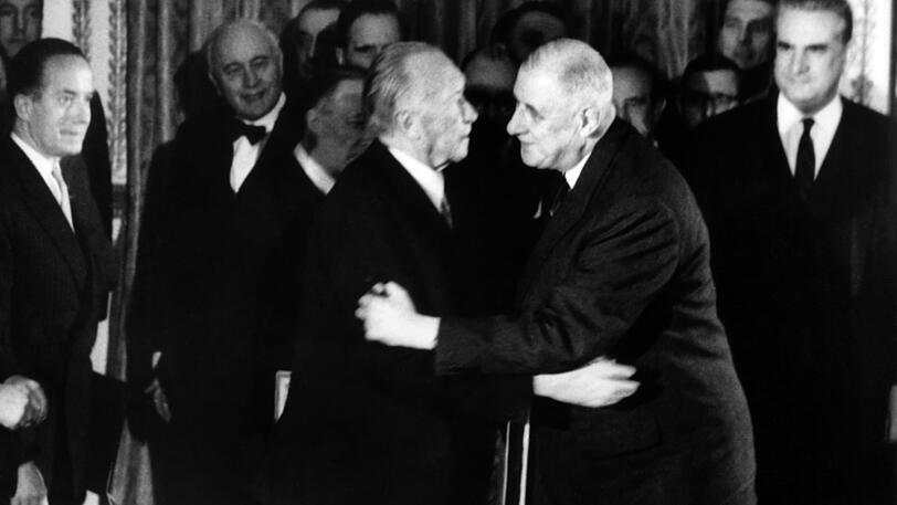 22. Januar 1963: Fast schon mehr Umarmung als bloßes Händeschütteln: Der französische Präsident Charles de Gaulle  (r.) und Deutschlands Bundeskanzler Konrad Adenauer  nach der Unterzeichnung des sogenannten Elysée-Vertrages. Er soll die deutsch-französische Freundschaft besiegeln.
