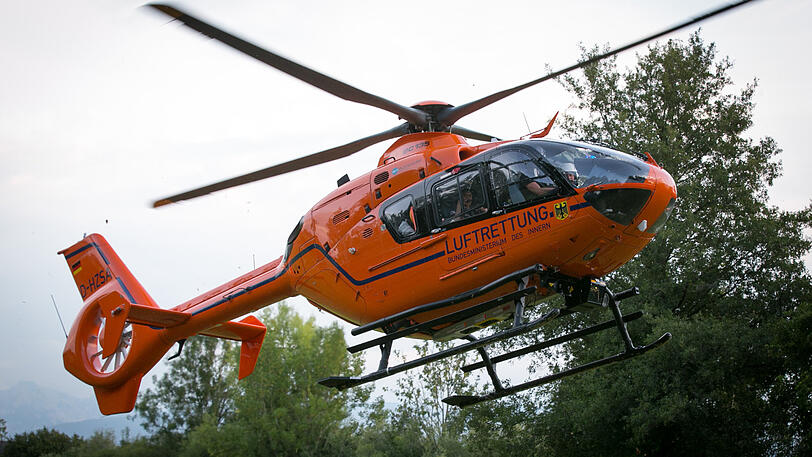 Bilder vom Notarzteinsatz am Tachinger See - die 63-Jährige ist gestorben, kurz nachdem sie ins Krankenhaus.
