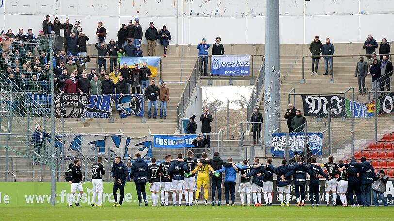 Während einige Fans des SV Meppen noch im Stadion den Sieg ihrer Mannschaft feierten, flogen draußen die Fäuste.