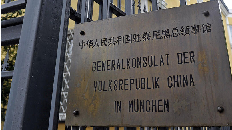 Aufregung um eine braune Pfütze vor dem chinesischen Generalkonsulat in München (Archivbild).