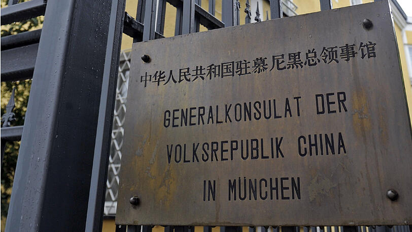 Aufregung um eine braune Pfütze vor dem chinesischen Generalkonsulat in München (Archivbild). Aufregung um eine braune Pfütze vor dem chinesischen Generalkonsulat in München (Archivbild).