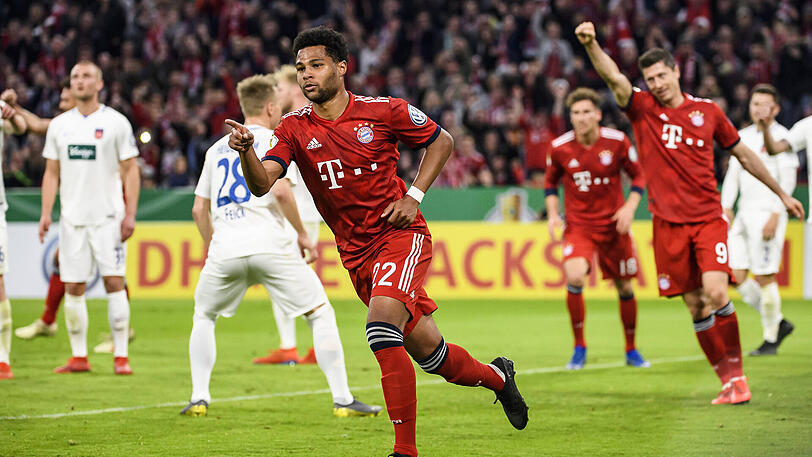SERGE GNABRY, NOTE 2: Zunächst als Zehner hinter der Spitze Müller unterwegs. Nachdem Süle wegen Notbremse vom Platz flog, kurzzeitig viel defensiver unterwegs. Steigerte sich wie die gesamte Mannschaft in der zweiten Halbzeit, profitierte auch von Lewandowskis Hereinnahme. Drückte den Ball zum 4:2 über die Linie. Ein Lattenknaller brachte fast das 6:4.