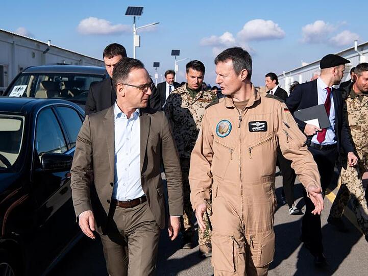 Außenminister Heiko Maas (l) wird auf der Luftwaffenbasis Al-Asrak von Oberst Markus Kleinbauer, Kommandeur des deutschen Einsatzkontingentes Counter Daesh, durch das Lager geführt.