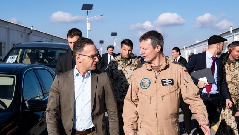Außenminister Heiko Maas (l) wird auf der Luftwaffenbasis Al-Asrak von Oberst Markus Kleinbauer, Kommandeur des deutschen Einsatzkontingentes Counter Daesh, durch das Lager geführt. Außenminister Heiko Maas (l) wird auf der Luftwaffenbasis Al-Asrak von Oberst Markus Kleinbauer, Kommandeur des deutschen Einsatzkontingentes Counter Daesh, durch das Lager geführt.