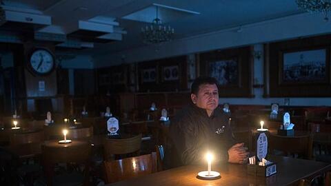 Ein Kunde sitzt in einer Bar in Buenos Aires während eines Stromausfalls. In Teilen Südamerikas ist es am Sonntag zu einem massiven Stromausfall gekommen.