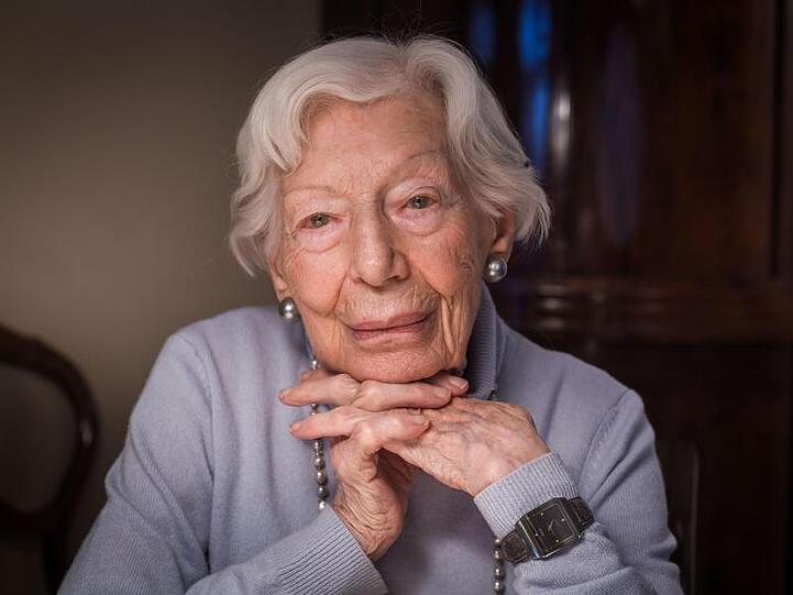 Die 103-jährige Innenarchitektin Ingeborg Wolf in ihrem kleinen Apartment in der Seniorenwohnanlage Rosenhof, das sie seit dem Jahr 2002 bewohnt.