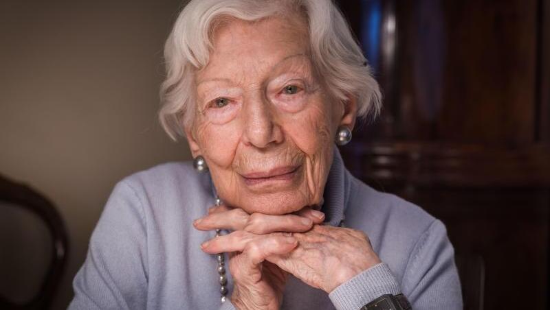 Die 103-jährige Innenarchitektin Ingeborg Wolf in ihrem kleinen Apartment in der Seniorenwohnanlage Rosenhof, das sie seit dem Jahr 2002 bewohnt. Die 103-jährige Innenarchitektin Ingeborg Wolf in ihrem kleinen Apartment in der Seniorenwohnanlage Rosenhof, das sie seit dem Jahr 2002 bewohnt.