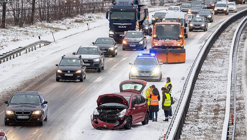 Ein Citroën steht nach einem Unfall auf der verschneiten A94.