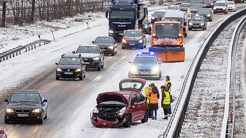 Ein Citroën steht nach einem Unfall auf der verschneiten A94.