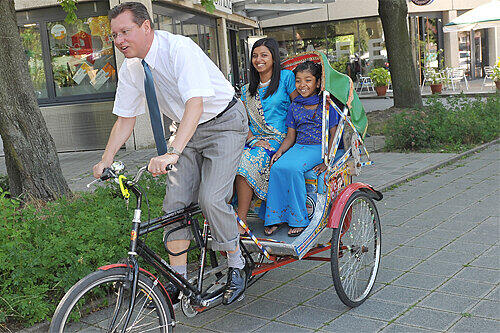 Putal (6) und Shurubee (19) bezaubern mit Bollywood-Tanz auch Wirtschaftsreferent und "Rikschafahrer" Roland Fleck.