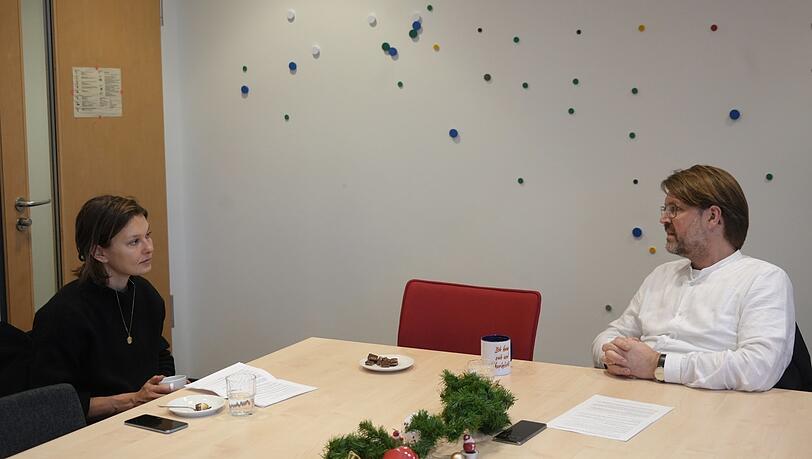 Sportreferent Florian Kraus (Grüne) im Interview mit AZ-Rathausreporterin Christina Hertel (l.).