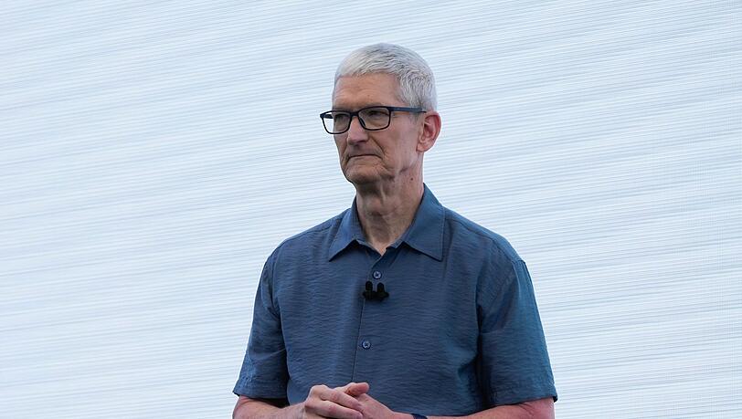 Apple-Chef Tim Cook zufolge kann der iPhone-Konzern Kunden nicht mehr wie bisher Kunden von Preiserhöhungen bei Bauteilen abschirmen. (Archivbild) Apple-Chef Tim Cook zufolge kann der iPhone-Konzern Kunden nicht mehr wie bisher Kunden von Preiserhöhungen bei Bauteilen abschirmen. (Archivbild)