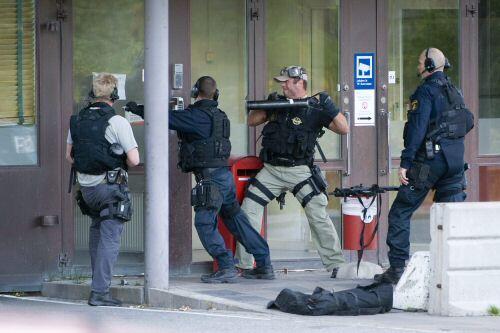 Schwedische Polizisten bei der Erstürmung des Gelddepots