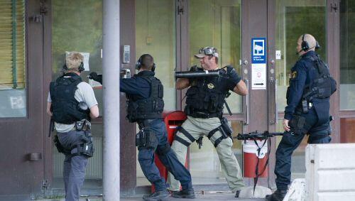 Schwedische Polizisten bei der Erstürmung des Gelddepots Schwedische Polizisten bei der Erstürmung des Gelddepots