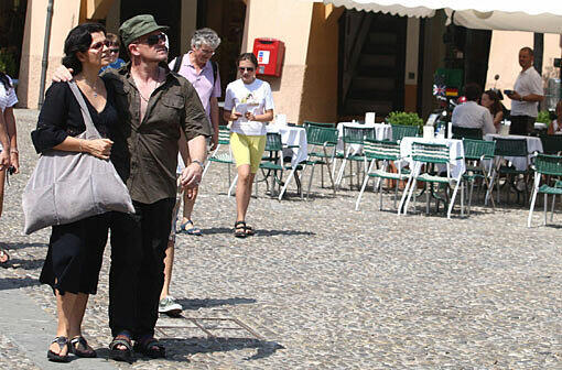 Weitab vom Trubel genießen auch diese beiden Stars ihren Urlaub: Bobo und seine Frau Ali Hewson im italienischen Portofino.