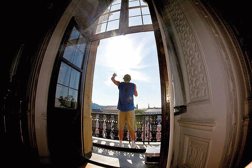 Der Sonderpreis geht an einen
dpa-Fotografen: Frank Rumpenhorst aus Frankfurt am Main. Er lichtete
Basketballstar Dirk Nowitzki ab, der vom Balkon der Würzburger
Residenz aus seine Fans begrüßt.