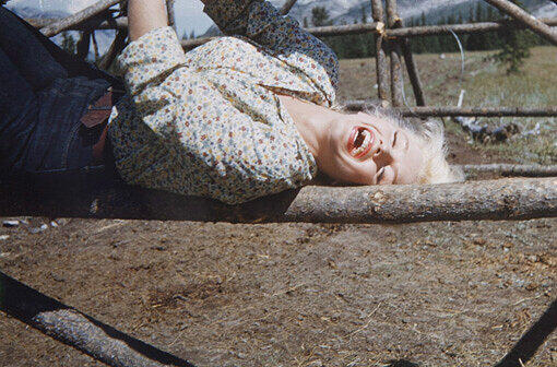 Der Film ist in der Zeit des Goldrausches angesiedelt. Monroe spielt darin die Sängerin Kay.