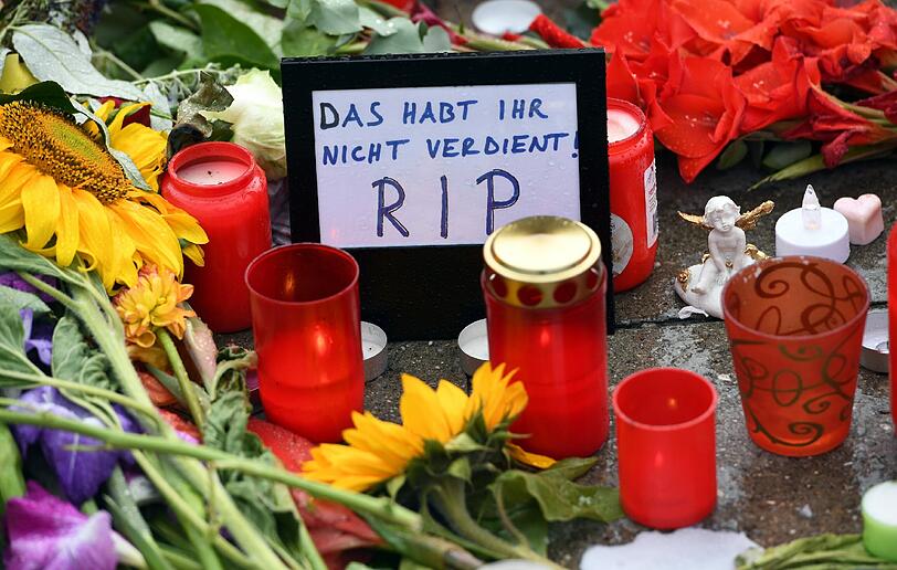 Anteilnahme vor dem OEZ: Am Montag nach der Schießerei trauern Münchner vor dem Einkaufszentrum und gedenken mit Bildern, Blumen und Schildern.