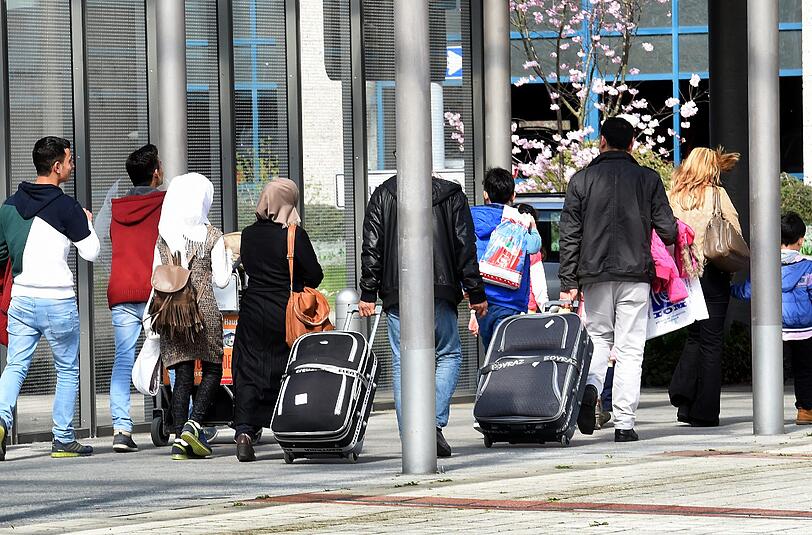 Syrische Flüchtlinge kommen in Hannover an. Fast alle Flüchtlinge, die nach Lettland umgesiedelt wurden, sind wieder nach Deutschland zurückgereist. In Lettland ist es für Flüchtlinge fast unmöglich, einen Job und eine Wohnung zu finden. Foto: Holger Hollemann/Symbolbild