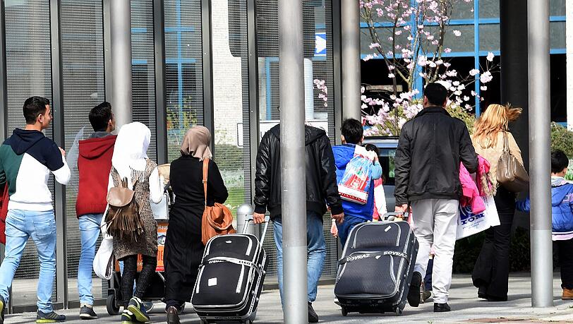 Syrische Flüchtlinge kommen in Hannover an. Fast alle Flüchtlinge, die nach Lettland umgesiedelt wurden, sind wieder nach Deutschland zurückgereist. In Lettland ist es für Flüchtlinge fast unmöglich, einen Job und eine Wohnung zu finden. Foto: Holger Hollemann/Symbolbild Syrische Flüchtlinge kommen in Hannover an. Fast alle Flüchtlinge, die nach Lettland umgesiedelt wurden, sind wieder nach Deutschland zurückgereist. In Lettland ist es für Flüchtlinge fast unmöglich, einen Job und eine Wohnung zu finden. Foto: Holger Hollemann/Symbolbild