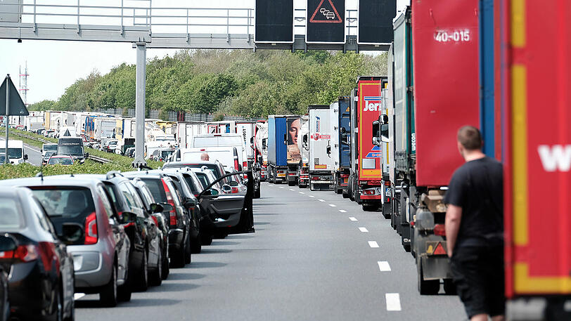 Der Land Rover fuhr durch die Rettungsgasse und erfasste einen Lkw-Fahrer (Symbolbild).