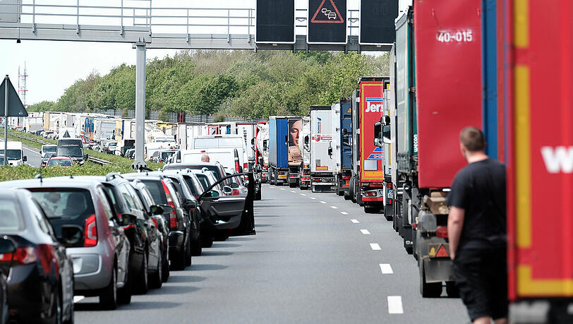 Der Land Rover fuhr durch die Rettungsgasse und erfasste einen Lkw-Fahrer (Symbolbild). Der Land Rover fuhr durch die Rettungsgasse und erfasste einen Lkw-Fahrer (Symbolbild).