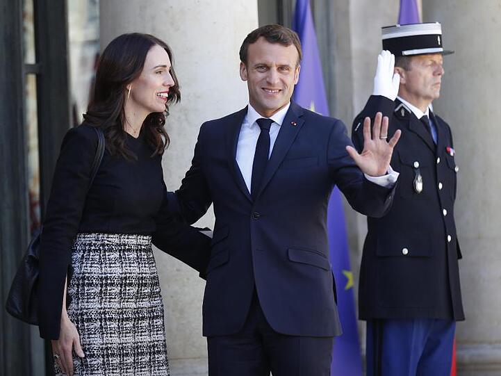 Frankreichs Präsident Emmanuel Macron empfängt die neuseeländische Premierministerin Jacinda Ardern vor dem Élysée-Palast zum "Christchurch-Gipfel".