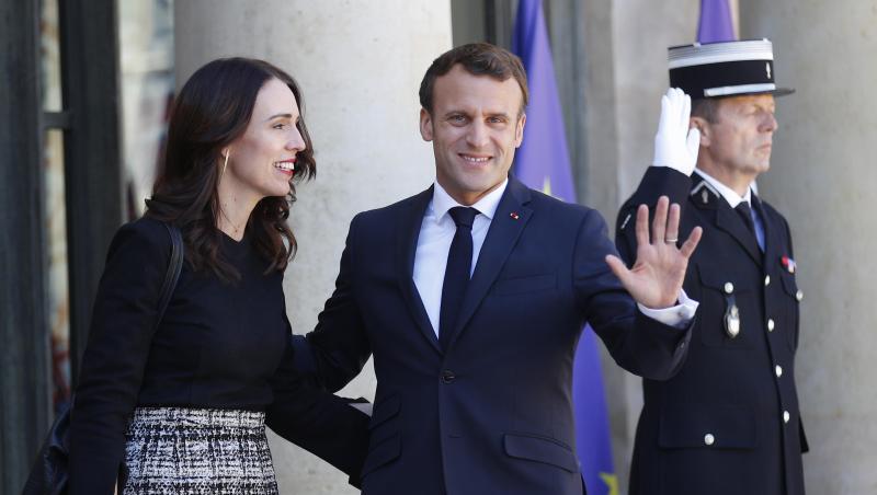 Frankreichs Präsident Emmanuel Macron empfängt die neuseeländische Premierministerin Jacinda Ardern vor dem Élysée-Palast zum "Christchurch-Gipfel". Frankreichs Präsident Emmanuel Macron empfängt die neuseeländische Premierministerin Jacinda Ardern vor dem Élysée-Palast zum "Christchurch-Gipfel".