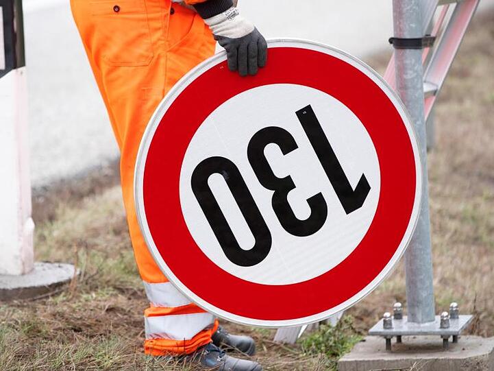 Der Umweltausschuss schlägt vor, dass eine generelle Geschwindigkeitsbeschränkung von 130 Kilometern pro Stunde auf Autobahnen gelten soll.