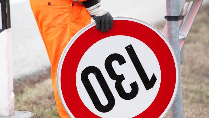 Der Umweltausschuss schlägt vor, dass eine generelle Geschwindigkeitsbeschränkung von 130 Kilometern pro Stunde auf Autobahnen gelten soll. Der Umweltausschuss schlägt vor, dass eine generelle Geschwindigkeitsbeschränkung von 130 Kilometern pro Stunde auf Autobahnen gelten soll.