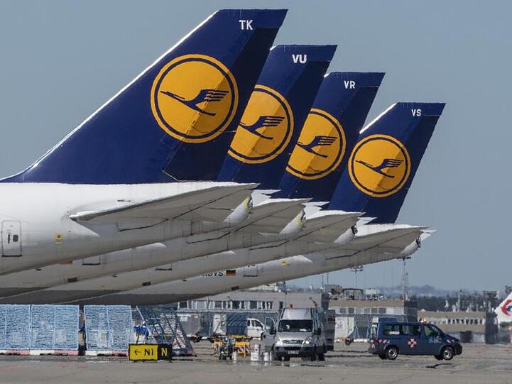 Stillgelegte Passagiermaschinen der Lufthansa stehen auf dem Frankfurter Flughafen.
