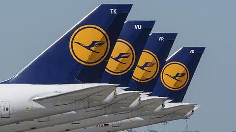 Stillgelegte Passagiermaschinen der Lufthansa stehen auf dem Frankfurter Flughafen.