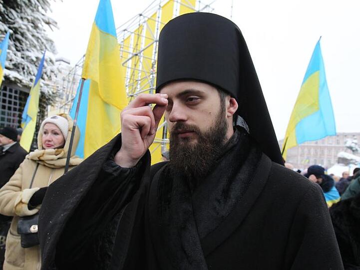 Ein orthodoxer Geistlicher steht bei der Versammlung mehrerer orthodoxer Kirchen in der Nähe der Sophienkathedrale in Kiew.