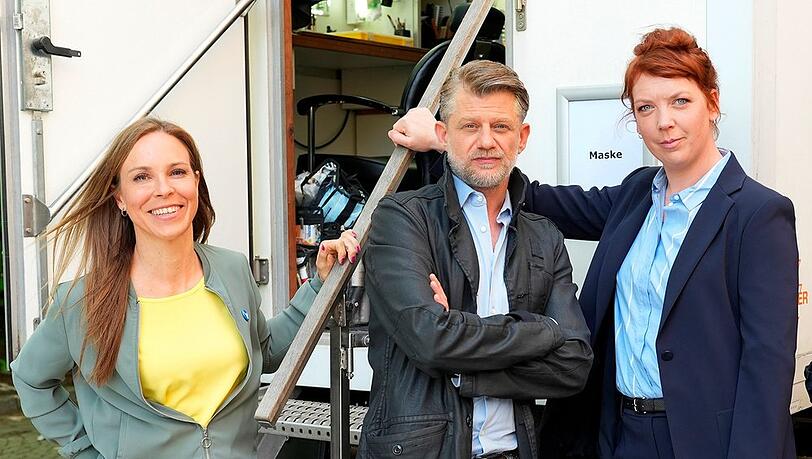Katrin König (Anneke Kim Sarnau, li.) und Melly Böwe (Lina Beckmann, re.) am Set von "Polizeiruf 110".