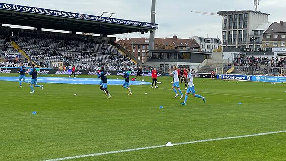 Die Löwen kommen zum Aufwärmen gegen den FC Ingolstadt