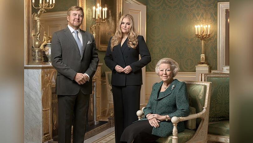 König Willem-Alexander, Prinzessin Catharina-Amalia und Prinzessin Beatrix der Niederlande im Dezember 2022.