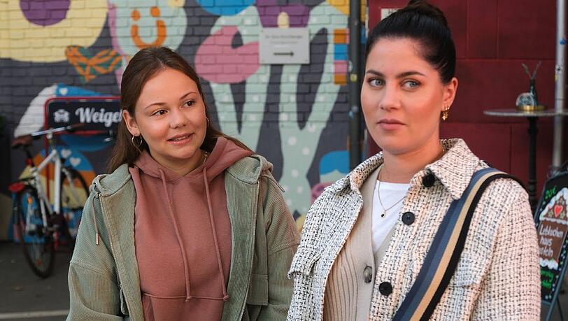 "Unter uns": Ronja (l.) will die Chance nutzen, Sina in der Praxis zu helfen.