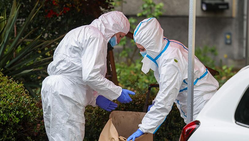 Der Verdächtige hat nach Polizeiangaben mit einem Messer eine Frau und zwei Kinder verletzt, eines davon ist daraufhin verstorben. Der Verdächtige hat nach Polizeiangaben mit einem Messer eine Frau und zwei Kinder verletzt, eines davon ist daraufhin verstorben.