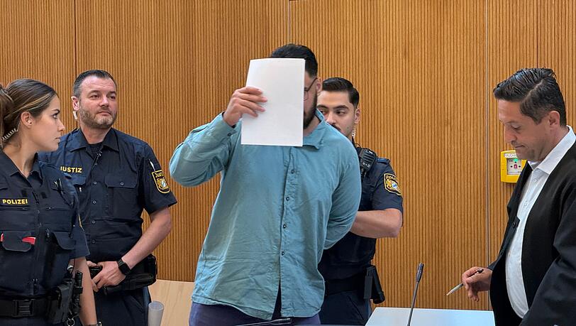 Der 25-Jährige ist unter anderem wegen zweifachen Mordes angeklagt. (Archivbild) Der 25-Jährige ist unter anderem wegen zweifachen Mordes angeklagt. (Archivbild)