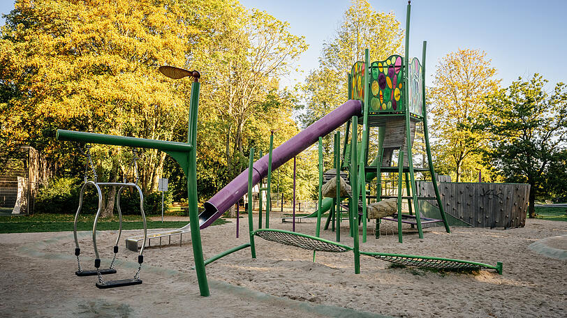 Auch auf Spielplätzen macht die Ameise Ärger. Auch auf Spielplätzen macht die Ameise Ärger.