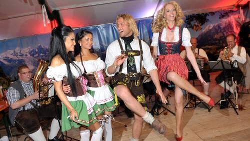 Model Nico Schwanz mit Playmates und Ex-Miss-Deutschland Daniela Domröse. Model Nico Schwanz mit Playmates und Ex-Miss-Deutschland Daniela Domröse.